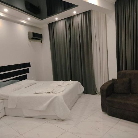 Golden Fish Hotel Батуми Экстерьер фото